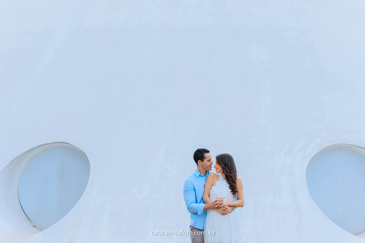 Fotografia romântica de casal na Oca do Parque Ibirapuera durante ensaio pré-wedding