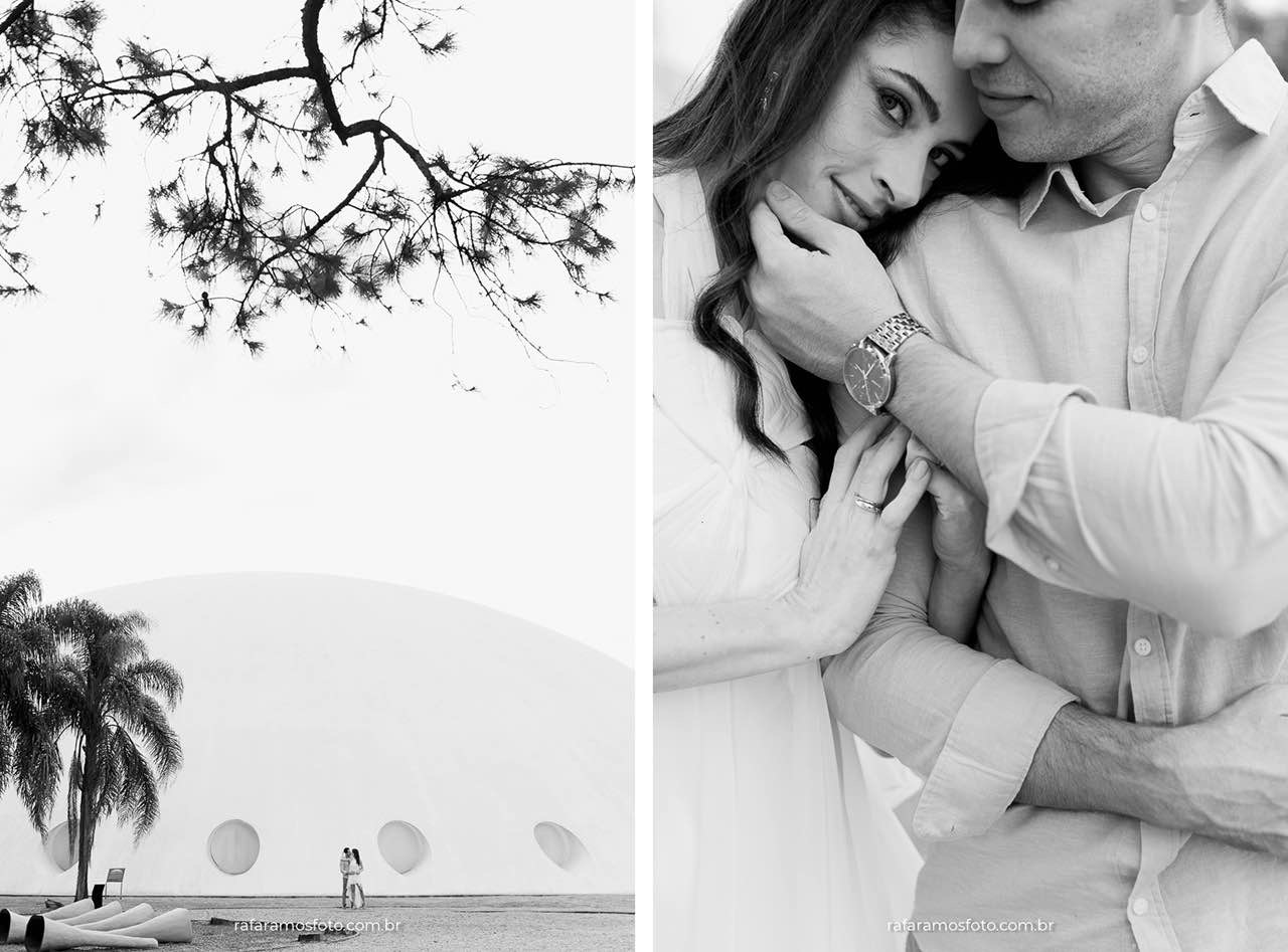 Casal durante ensaio pré-casamento na Oca do Parque Ibirapuera em São Paulo com arquitetura moderna ao fundo