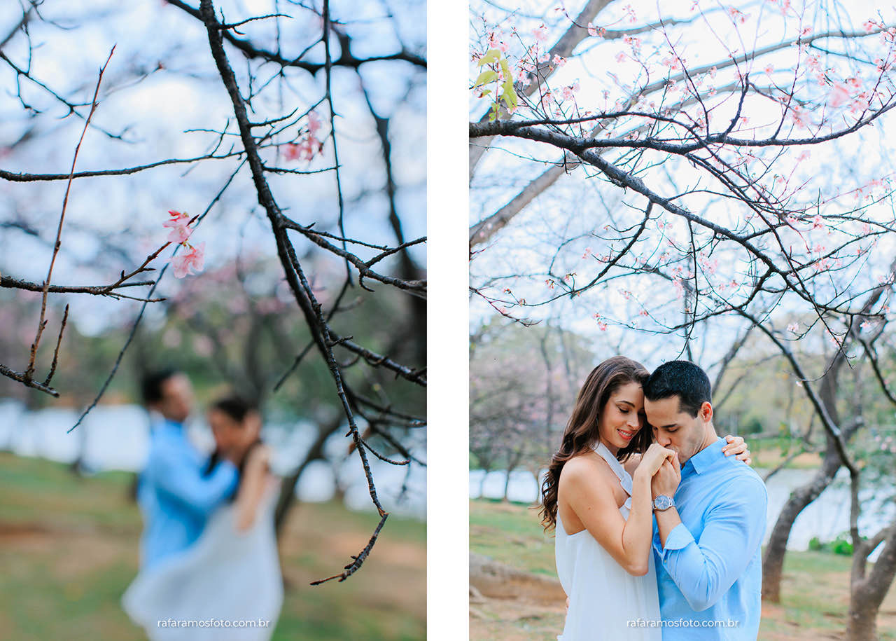 Casal caminhando pelo Parque Ibirapuera durante ensaio fotográfico pré-wedding em São Paulo