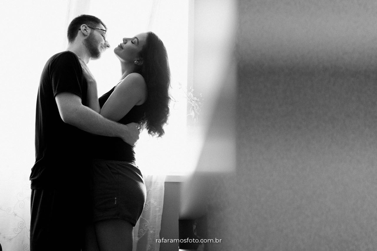 Ensaio de casal em casa intimista