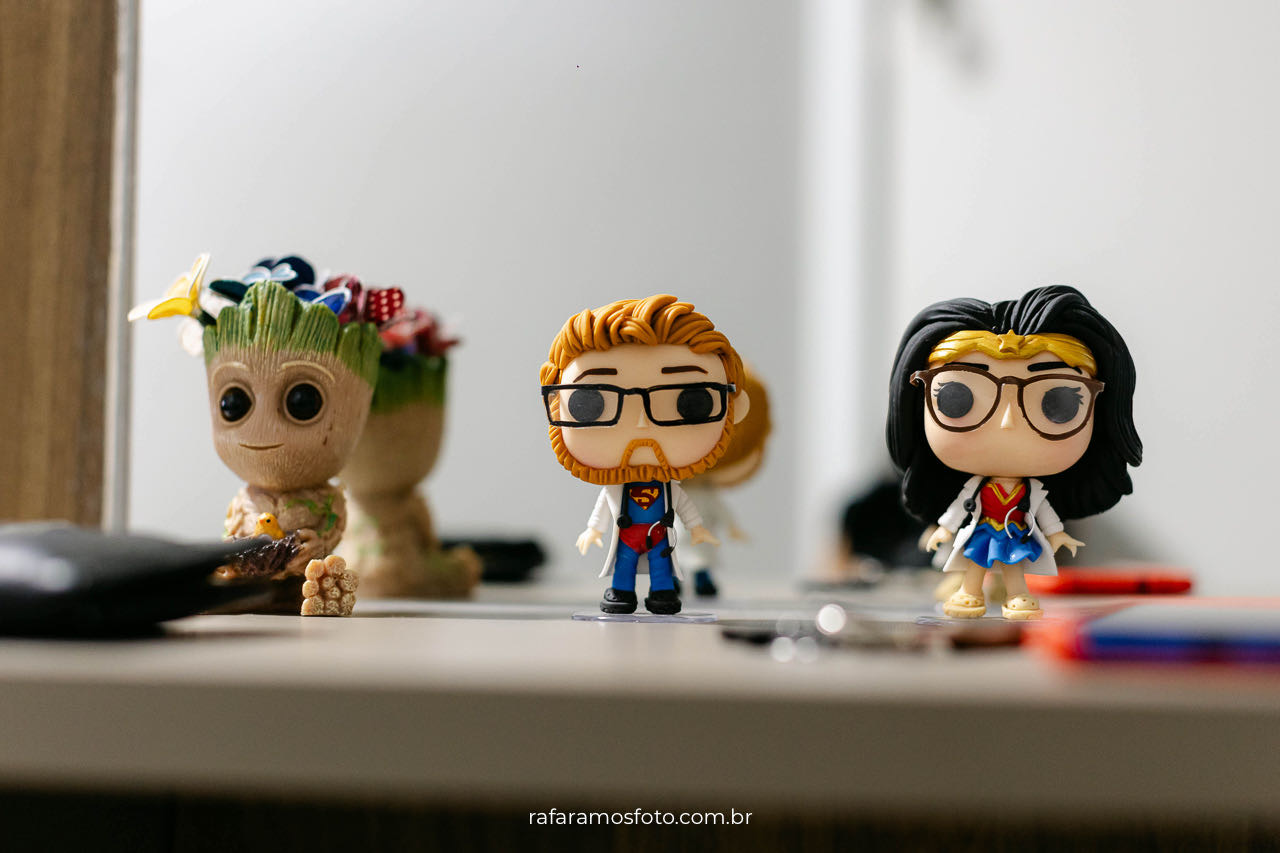 Objetos de decoração que revelam a personalidade do casal em ensaio de casal em casa