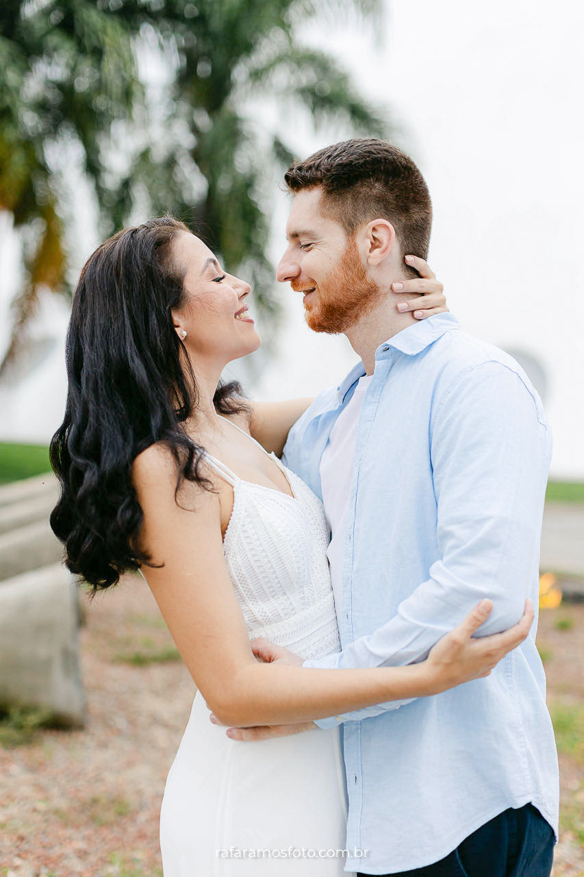 Casal de noivos sorrindo e se abraçando durante ensaio pré-wedding no Parque Ibirapuera