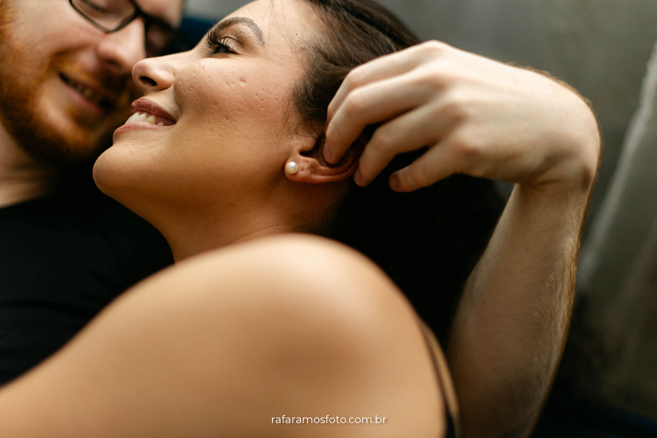 Ensaio de casal em casa intimista